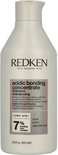 Bouteille de shampooing Redken Acidic Bonding Concentrate de 500 ml avec un corps blanc et des accents argentés et violets.