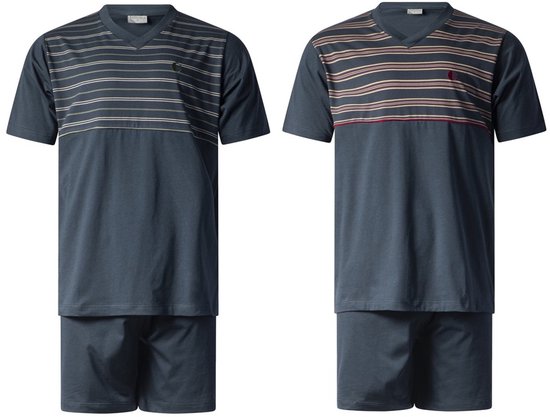 Twee navy pyjamasets met V-hals. Eén met horizontale strepen in groen, beige en wit op de borst en één met rode en beige strepen.