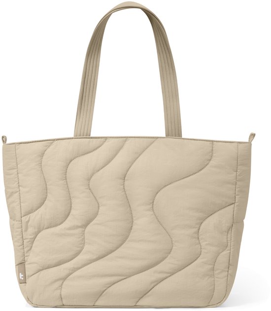 Beige gewatteerde tote tas met golvend
patroon en hengsels.
