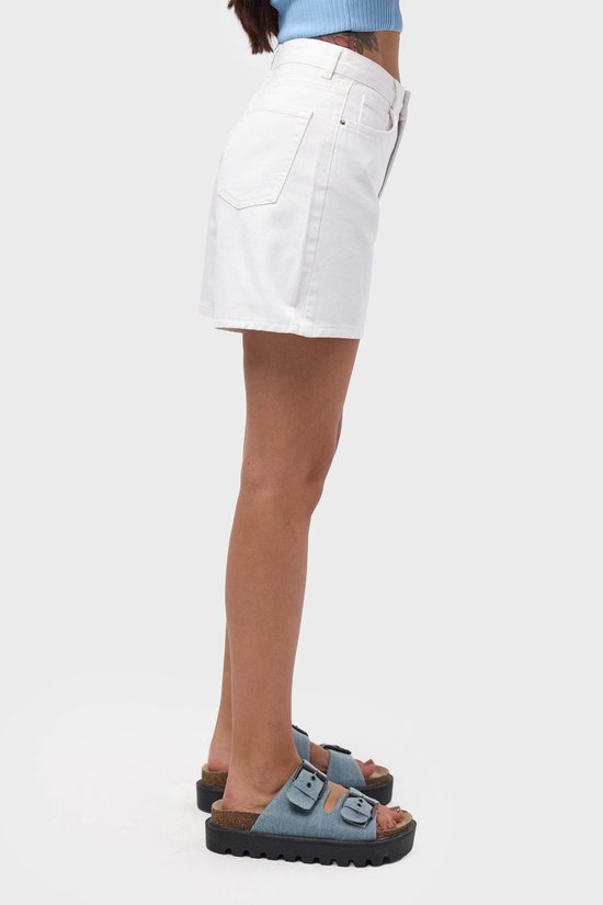 Zijaanzicht van een wit denim short op een model. De short heeft een rechte pasvorm.