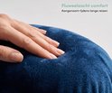 Hand op een zacht, donkerblauw fluwelen nekkussen.