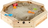 Bac à sable en bois avec du sable et des jouets, y compris des pelles et des moules.