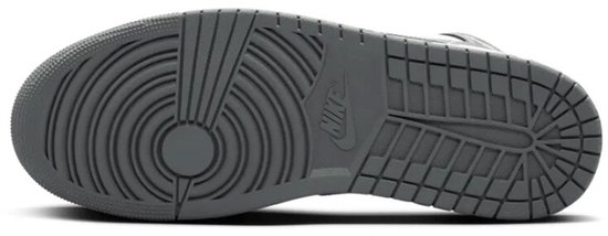 Grijze buitenzool van een Nike Air Jordan 1 Mid sneaker met het Nike logo.