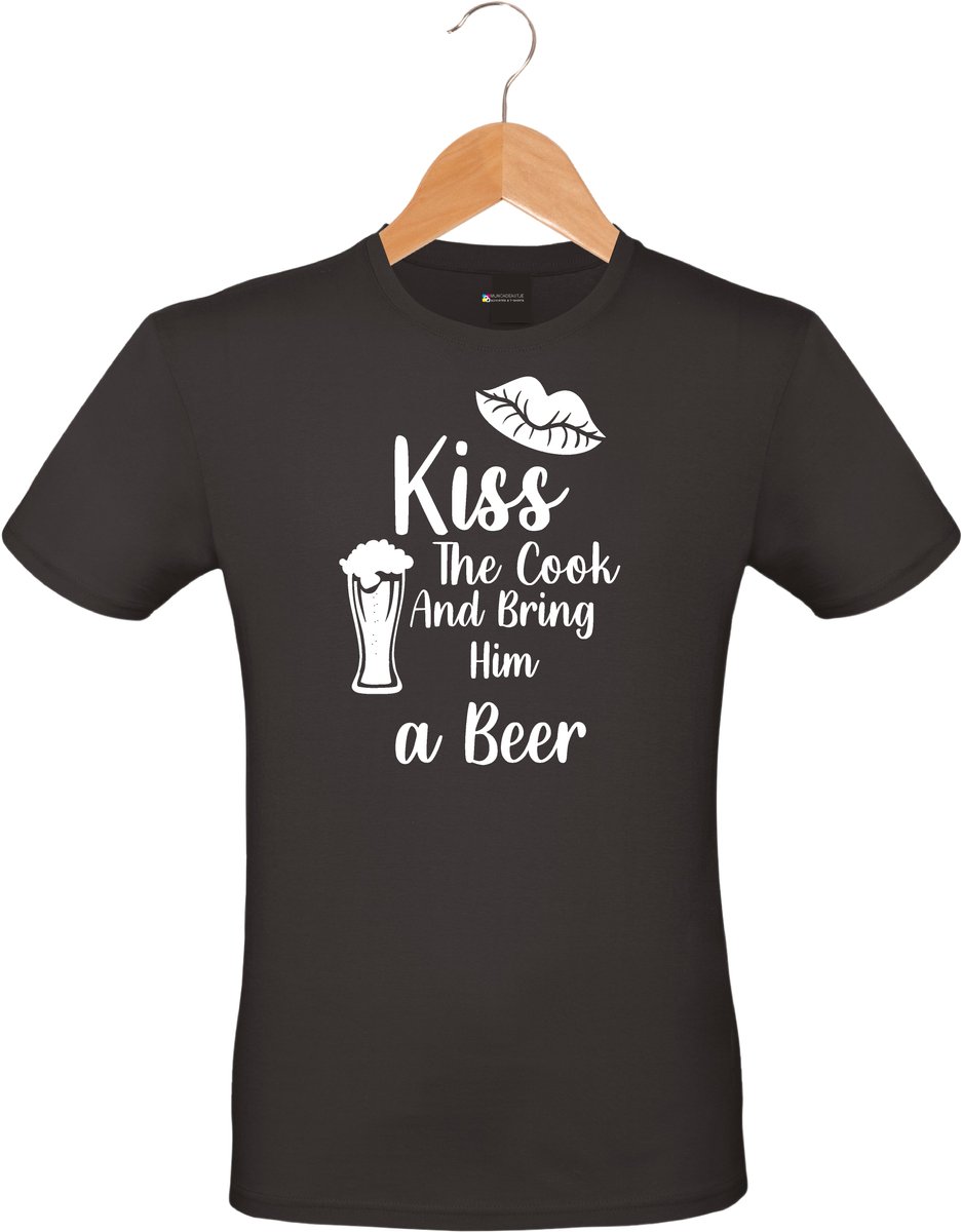 Mijncadeautje - Barbecue T-shirt - unisex - zwart - BBQ - Garden party - Tuinfeest - Vrijgezel - Verjaardag - Kiss the cook and bring him a beer - maat S
