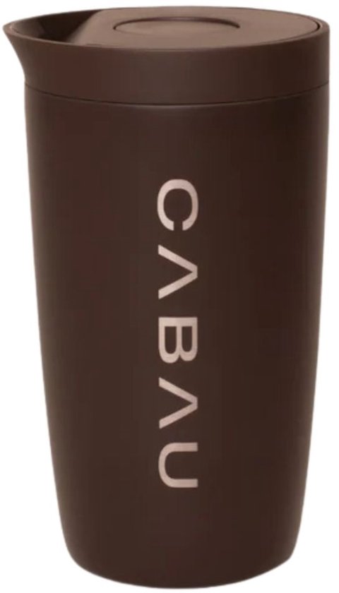 Bruine CABAU to-go beker met verticale opdruk.