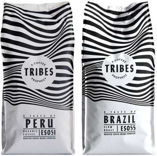 Twee verpakkingen Tribes Coffee: Peru biologische koffie en Brazilië langzaam geroosterde espresso bonen.