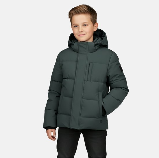 Jongen in donkergroene, gewatteerde jas van Cars Jeans met capuchon, die zijn hand in zijn zak steekt.