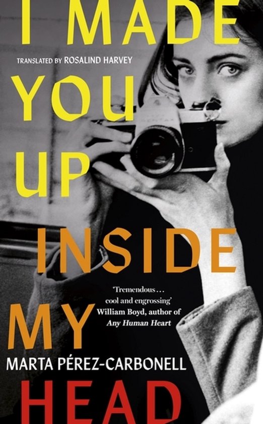 Boekomslag: "I MADE YOU UP INSIDE MY HEAD", Marta Pérez-Carbonell. Een vrouw met een camera. Vertaling: Rosalind Harvey.