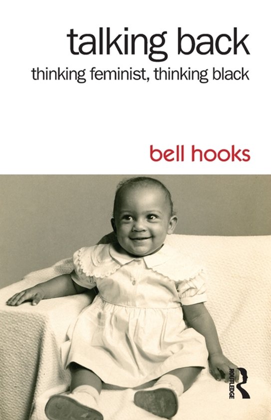 Boek 'talking back thinking feminist, thinking black' van bell hooks. Een baby lacht op de bank.