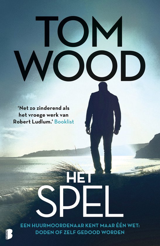 Boekomslag van 'Het Spel' door Tom Wood. Een man staat op een rotsachtige kustlijn bij zonsondergang. Tekst: 'Net zo zinderend als het vroege werk van Robert Ludlum.' Booklist