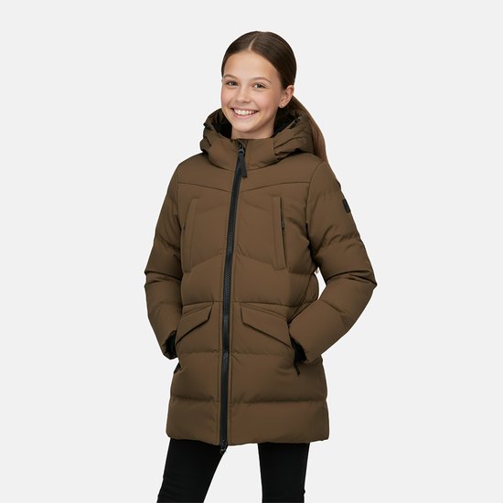 Meisje met een bruine winterjas met capuchon, zwarte ritsen en zakken.