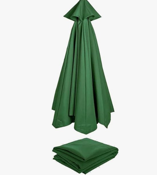 Een opgevouwen groene parasolhoes, met een gesloten groene parasol erboven.