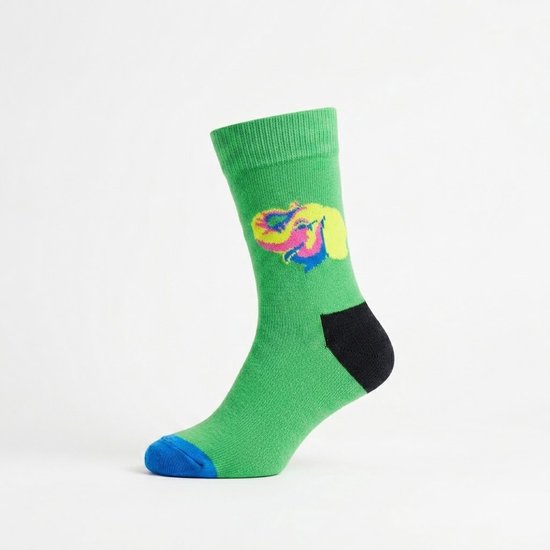 Groene sokken met een felgekleurde olifantprint. Blauwe teen en zwarte hak.