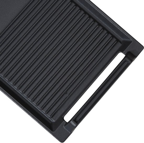 Zwarte gietijzeren grillplaat met geribbelde textuur en ingebouwde handgrepen.
