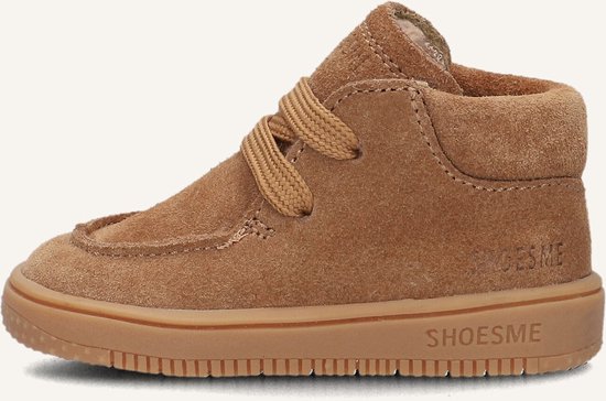 Zijkant van cognac suède Shoesme sneaker met teddy voering. De zool is cognac met 'SHOESME'.
