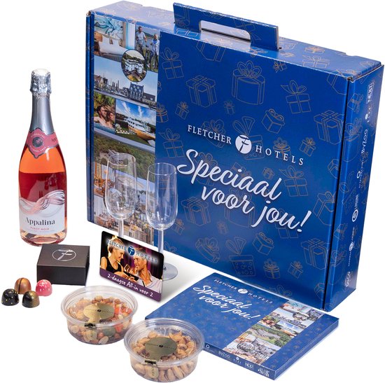 Fletcher Hotels cadeauverpakking met fles mousserende rosé, glazen, bonbons en nootjes. Met de tekst "Speciaal voor jou!".