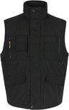 Zwarte bodywarmer met hoge kraag, vier zakken en ritsen.