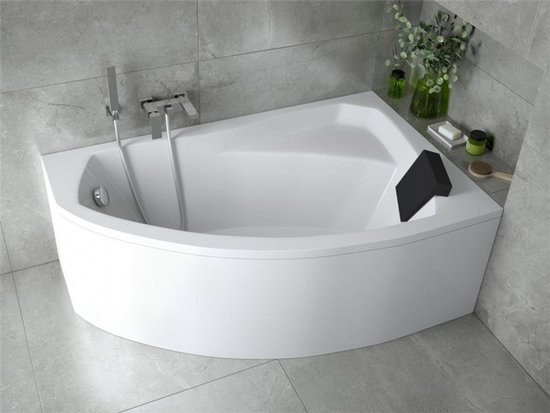 Baignoire d'angle blanche avec appui-tête noir, installée dans une salle de bain.