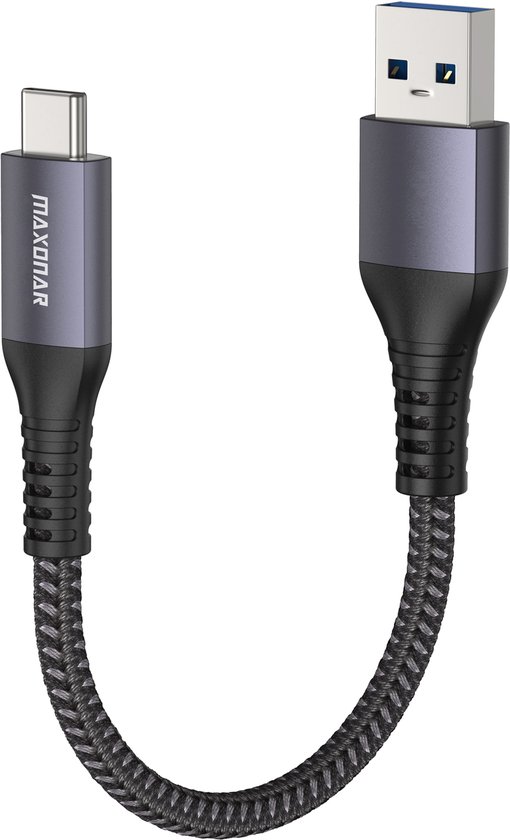 Een korte, gevlochten zwarte USB-C naar USB-A kabel met grijze connectoren.