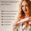 Vrouw met golvend rood haar en een roze Sansbeauté haarstyler, met tekst over de voordelen.