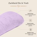 Close-up van een paars kussen met labels die de pluche hoes, glazen kralen vulling en wasbare hoes benadrukken.