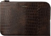Bruine croco laptop sleeve met gouden rits, op witte achtergrond.