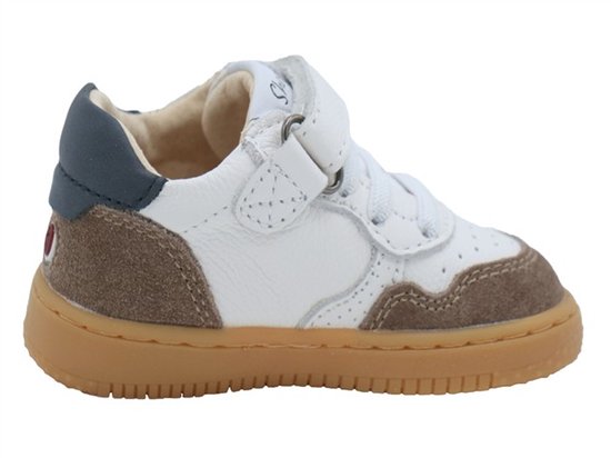 Zij aanzicht van een witte leren sneaker met bruine suède accenten en donkerblauwe hielkap.