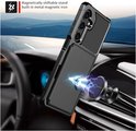 Zwarte telefoonhoes met portemonnee-functie, bevestigd aan een magnetische standaard in een auto.