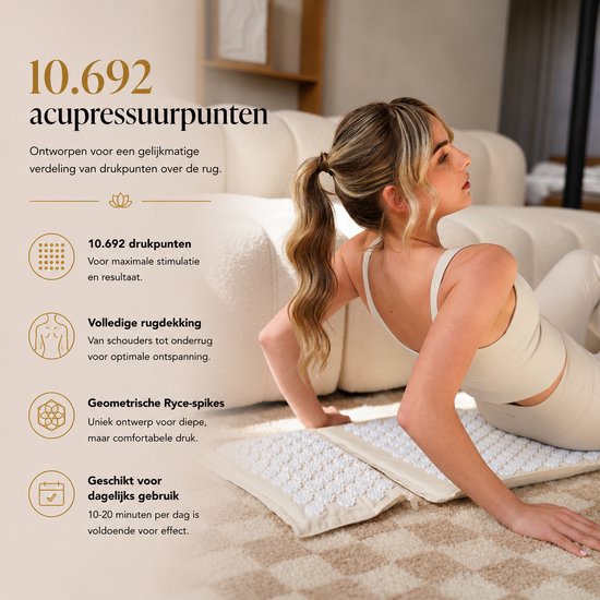 Een vrouw ligt op een beige spijkermat met 10.692 acupressuurpunten op haar rug.