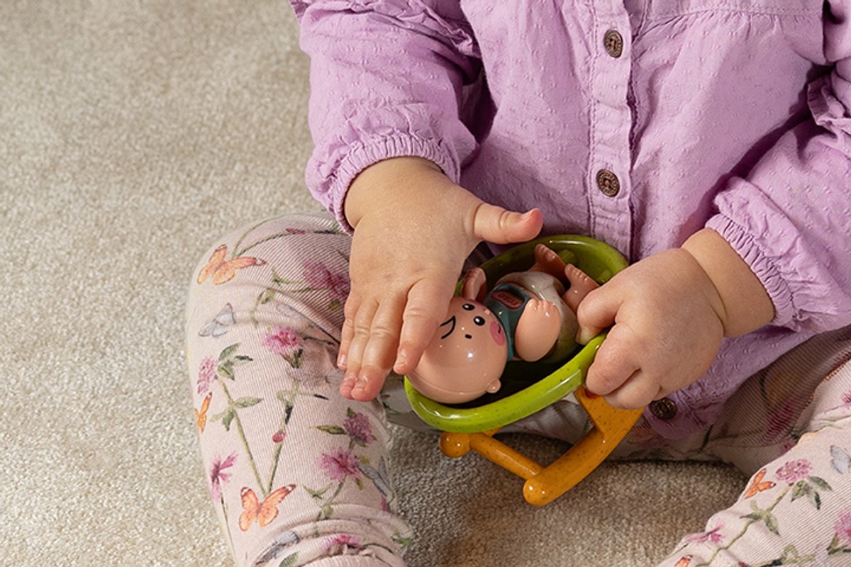 Tolo BIO baby met wieg - duurzaam speelgoed voor kinderen.