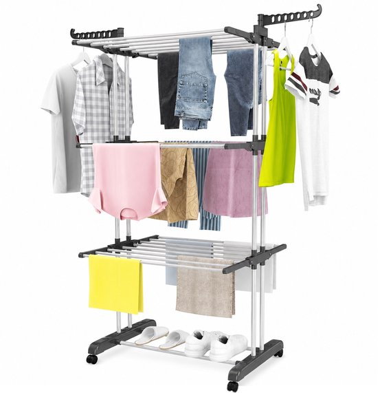 Grijs droogrek met 3 lagen, vol met diverse kledingstukken, schoenen en slippers. Met wieltjes voor mobiliteit.