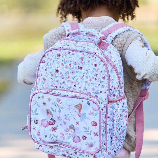 Fille portant un sac à dos avec imprimé floral et de fées, bretelles roses et poche avant.