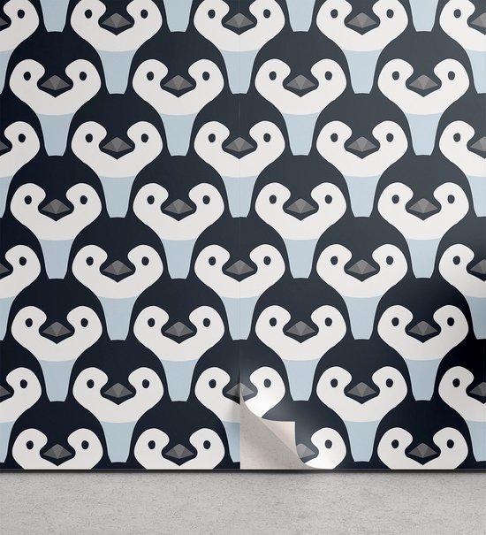 Behang met een patroon van zwart-witte pinguïns met blauwe accenten op een lichtblauwe achtergrond. De pinguïns kijken naar voren met hun vleugels aan de zijkant.
