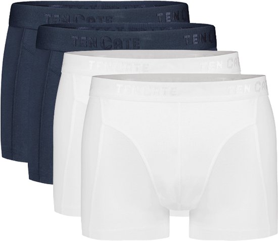Drie ten Cate shorts: twee donkerblauwe en één witte, op elkaar gestapeld. Allemaal met logo op de tailleband.