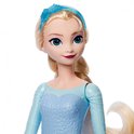 Elsa pop met blauwe haarband en lichtblauwe jurk met witte ijsprint.