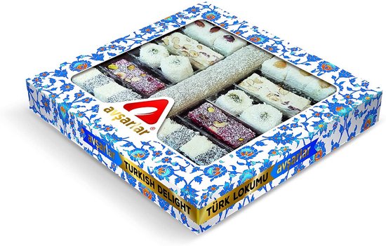 Een vierkante doos Turks fruit met blauwe en witte bloemendecoratie. De lokum is in verschillende smaken en afgewerkt met noten en kokos.