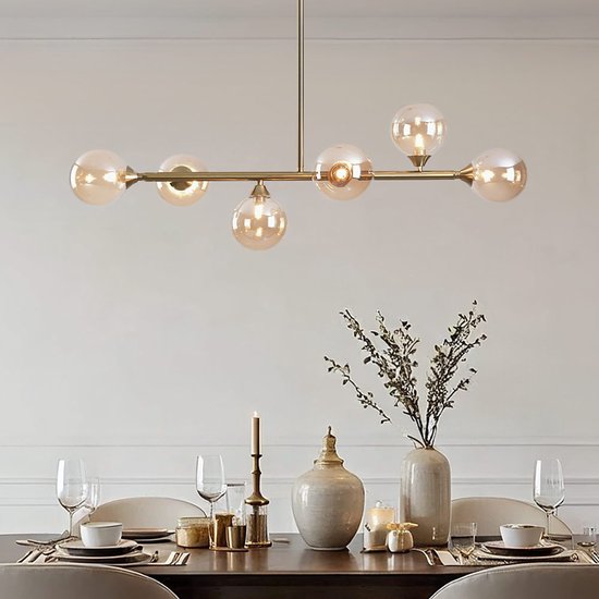 Gouden hanglamp met 6 amberkleurige glazen bollen, boven een gedekte tafel.
