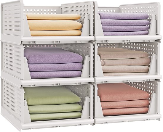 Bacs de rangement empilables blancs, remplis de vêtements pliés dans des tons jaune, violet, beige, vert et rose.