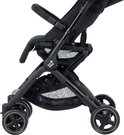 Zij-aanzicht van de onderkant van een zwarte buggy met wielen en mandje.
