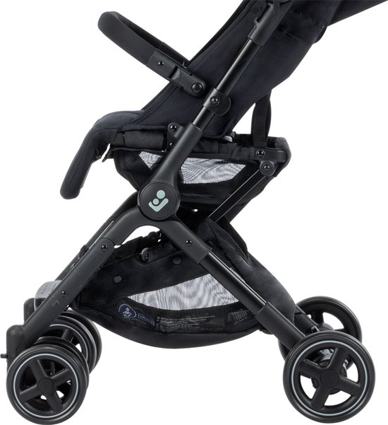 Zij-aanzicht van de onderkant van een zwarte buggy met wielen en mandje.