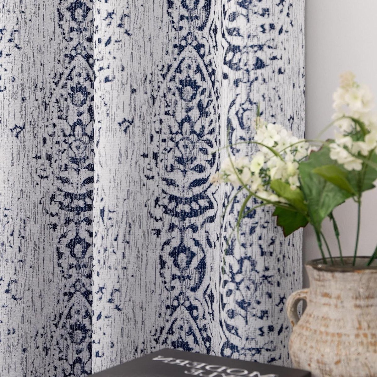 Indigoblauwe gordijnen voor de eetkamer, boho-stijl met verweerd damast bloemenpatroon, 50% lichtblokkerende verduisteringsgordijnen, geschikt voor schuifdeuren, set van 2 panelen, 229 cm lengte