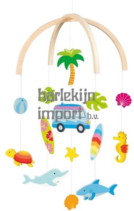 Houten mobiel met surfersbus, surfplanken, palmboom, zeester, dolfijn, haai, zeepaardje, schildpad, strandbal en schelpen.