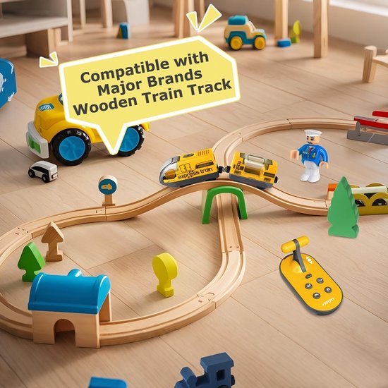 Houten treinbaan met gele 'express train', auto's, gebouwen en poppetje. Met afstandsbediening.