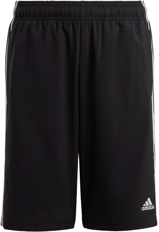 Zwarte sportshort voor kinderen van adidas met elastische tailleband en drie witte strepen op de zijkanten.
