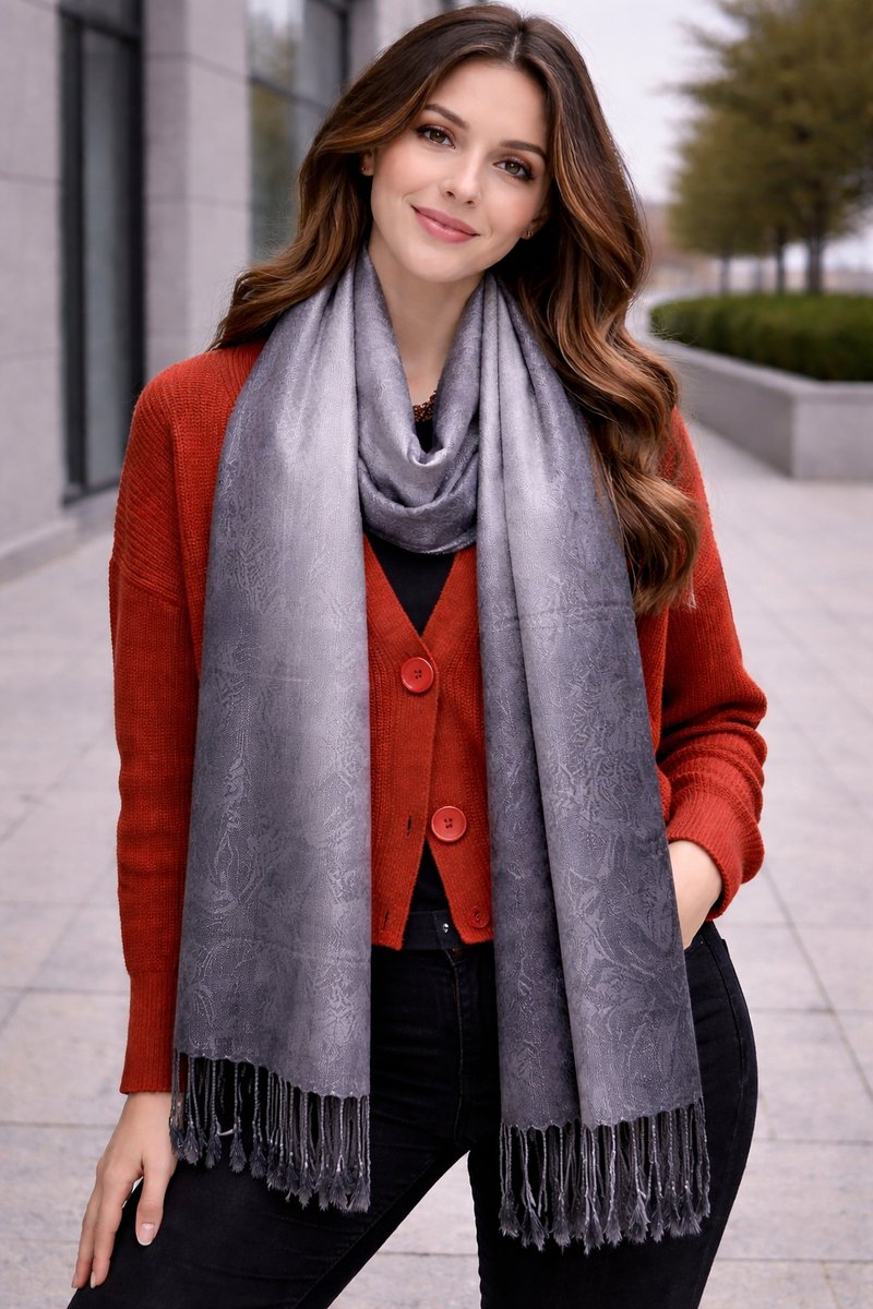 Pashmina Sjaal Dames – Luxe Paisley Sjaal – Zachte Warme Omslagdoek – Elegante Dames Sjaal met Franjes – Fijn geweven trendy Sjaal- Tweezijdige omslagdoek – Verkrijgbaar in Verschillende Kleuren 212/7- Grijs, Beige, paars details