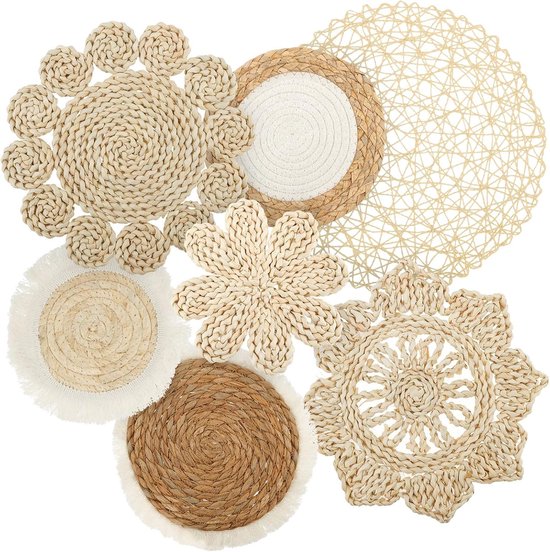 Een verzameling van zeven stuks diverse natuurlijke rieten wanddecoraties.