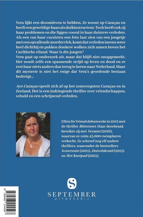 Boekcover 'Ayo Curaçao' door Ellen de Vriend met een portret van de auteur en tekst. 'Ayo Curaçao' is een thriller over vriendschappen, schuld en verleden.