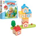Spel 'Stapel Dorp' met houten blokken: huizen in rood, geel en blauw, een boom, op een groen speelbord.