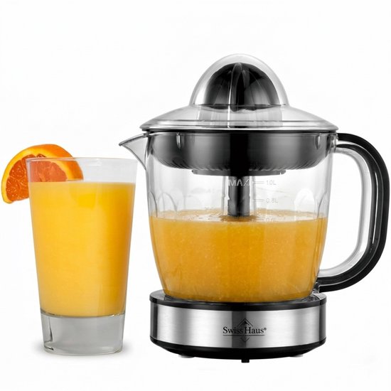 Een glazen elektrische citruspers met een kan vol sinaasappelsap staat naast een glas vers sap.
