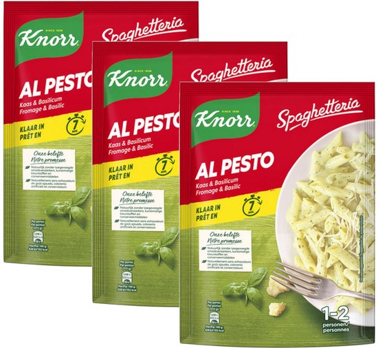 Drie verpakkingen Knorr Spaghetteria Al Pesto Kaas & Basilicum. Eén verpakking toont een bord met klaar gemaakte pasta.